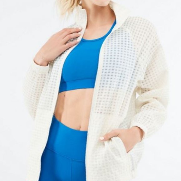 Fabletics On the Run 4-Piece Outfit - Picture 12 of 15